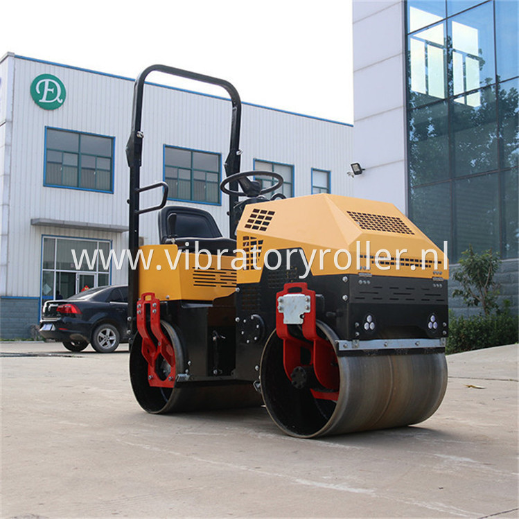 Smooth Drums Asphalt Roller